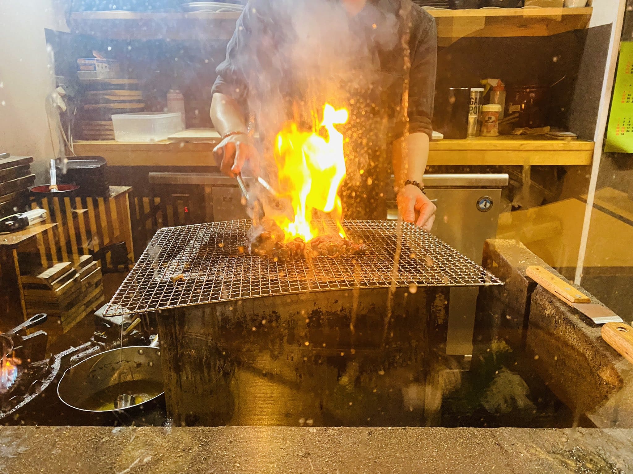 炭火焼のパフォーマンス